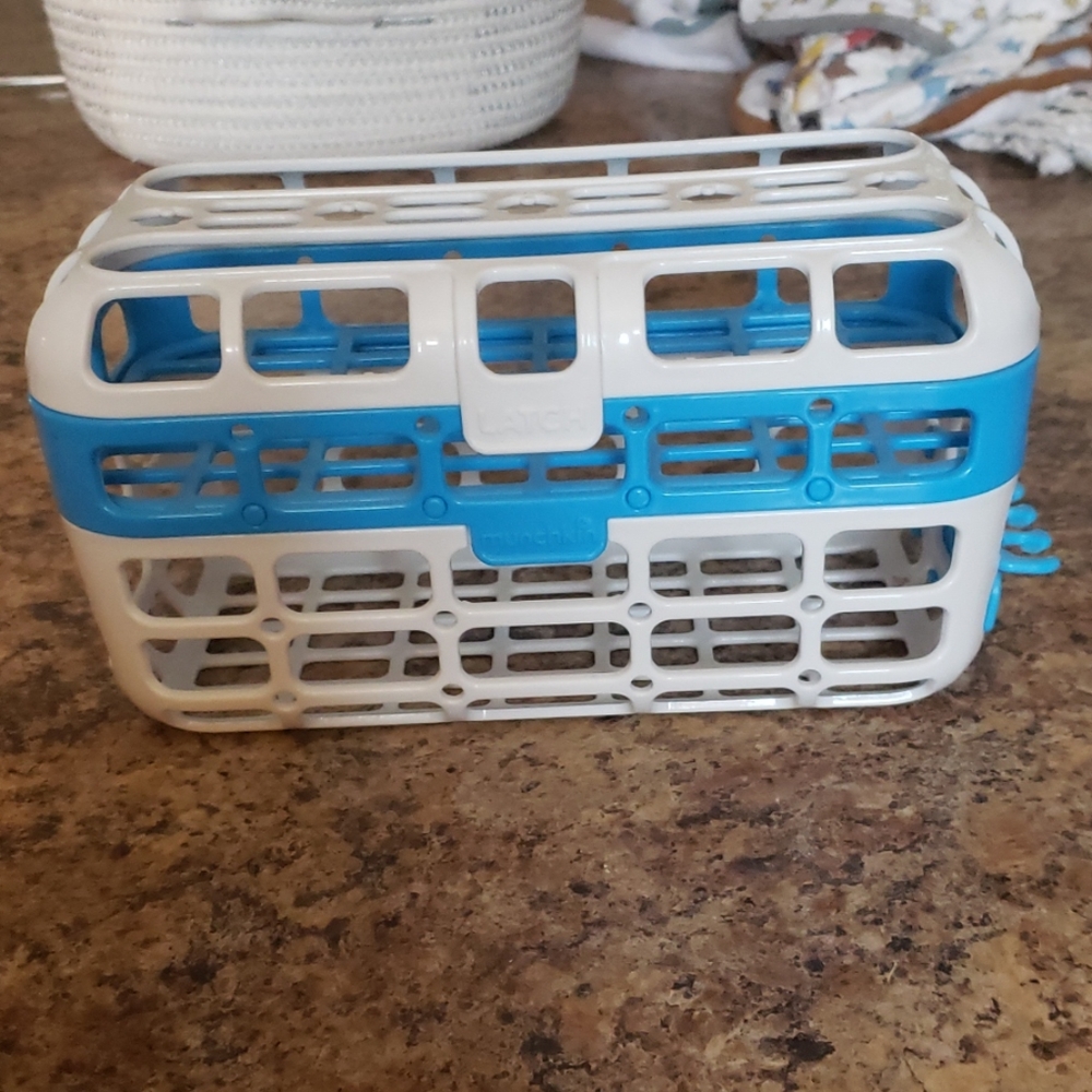 Bottle holder for dishwasher